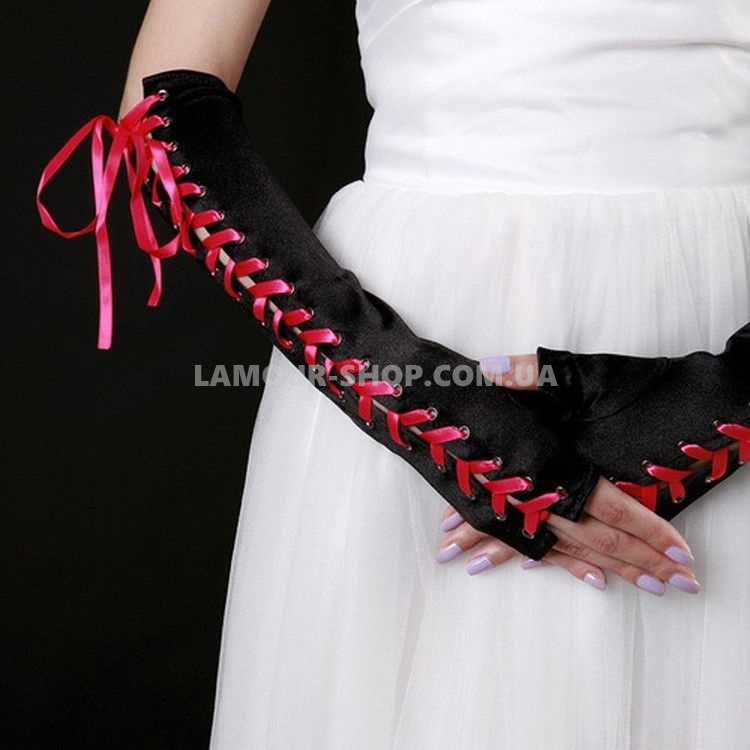 фото Длинные красные перчатки из атласа декорированы красивой шнуровкой контрастного цвета